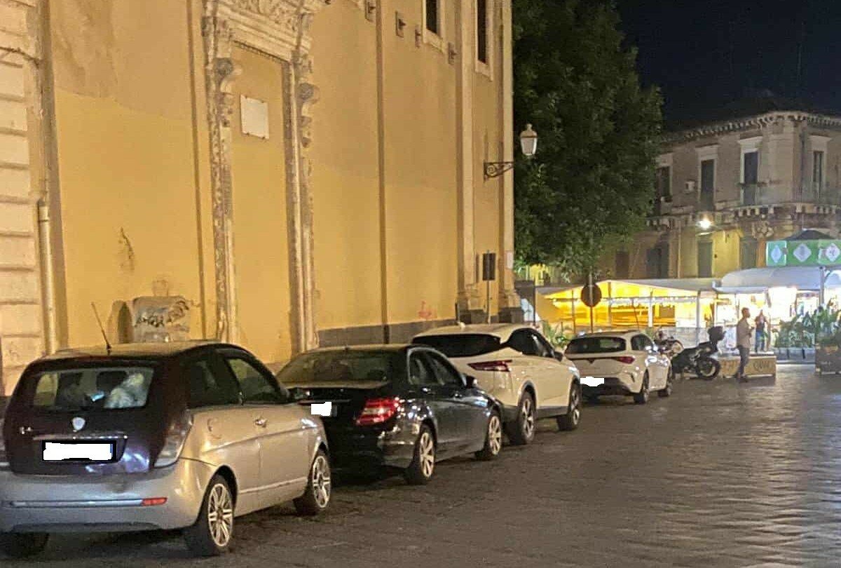Castello Ursino, si torna a parcheggiare in piazza Castello Ursino, si torna a parcheggiare in piazza
