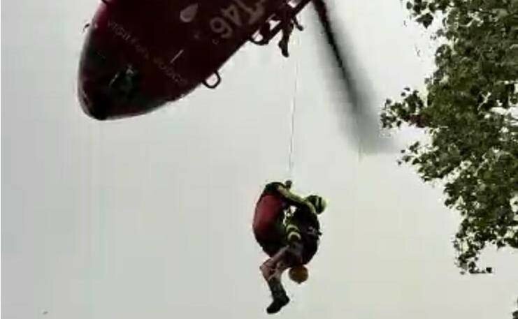 Turista sta male sull'Etna: soccorso dall'alto Turista sta male sull'Etna: soccorso dall'alto
