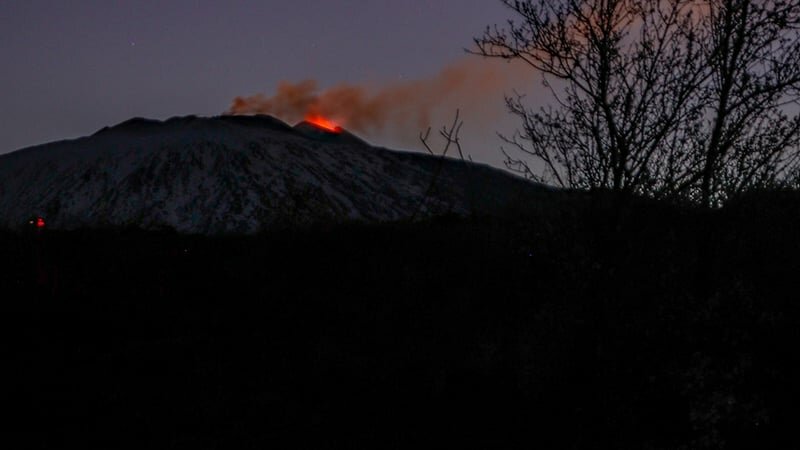 L'Etna aspetta la sera per fare spettacolo