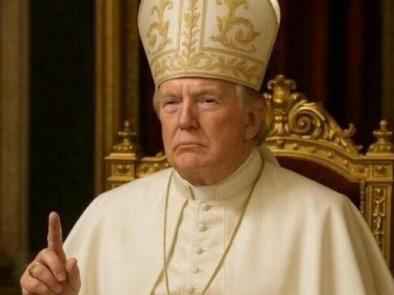 Trump vestito da papa sui social della Casa Bianca