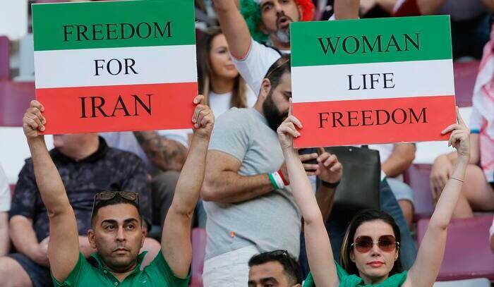 Sequestrate le maglie ai tifosi dell'Iran