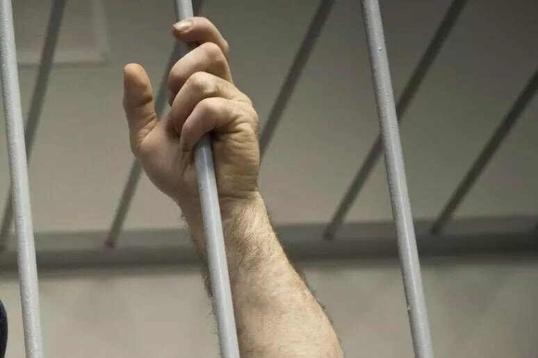 Rubano le chiavi all'agente e occupano ala del carcere Rubano le chiavi all'agente e occupano ala del carcere