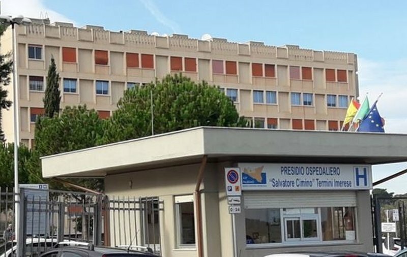 Misura la pressione, poi prende a pugni l'infermiera