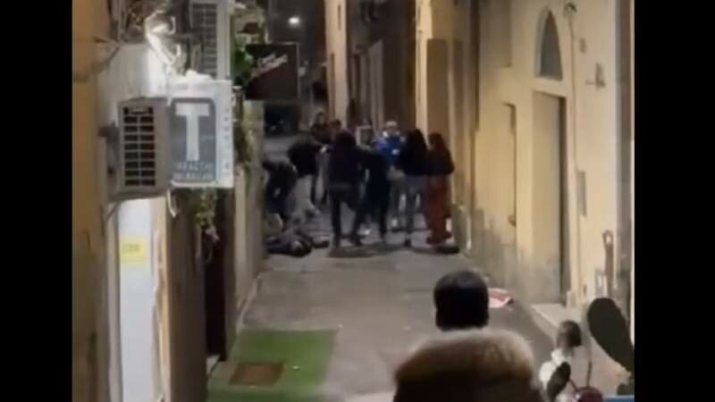 Si massacrano di botte nelle vie della movida