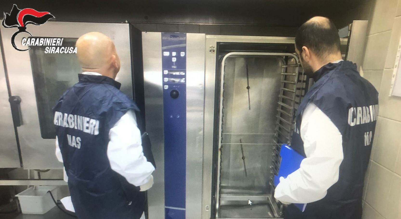 Nel ristorante al mare rifiuti in frigo e ragnatele