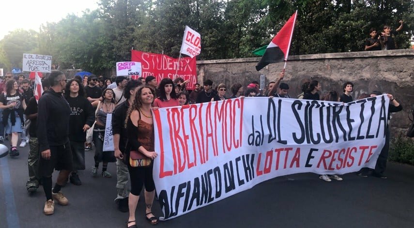 Agenti antisommossa per il corteo al centro di Catania