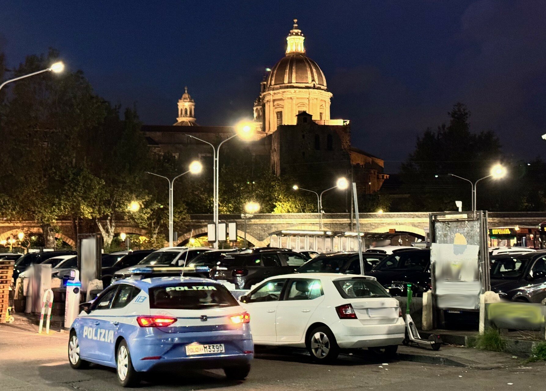 Poliziotti gli chiedono i documenti e lui vuole farli arrestare