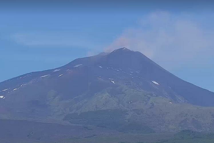 Nube lavica sull'Etna, allerta arancione per i voli