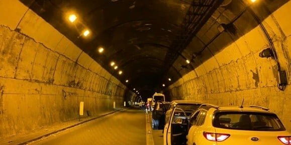 Autocarro in panne in galleria: lunghe code sulla A20