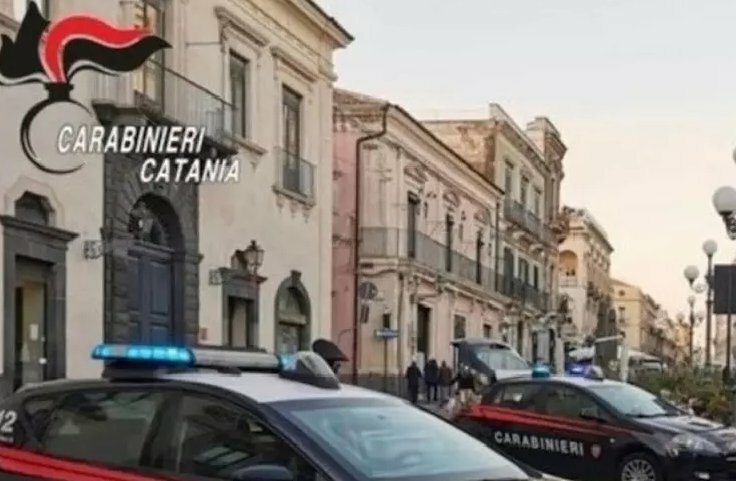 L'ex compagno violento la segue anche in caserma