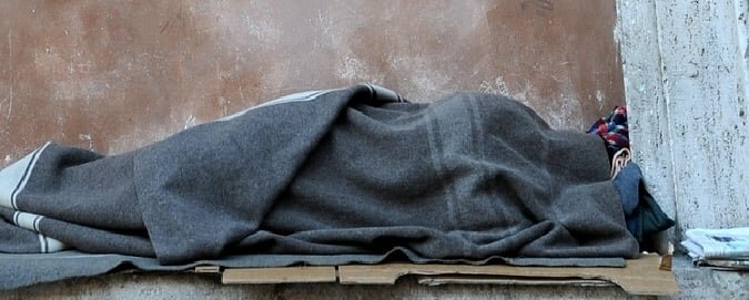 Sta male e si accascia: clochard muore al porto