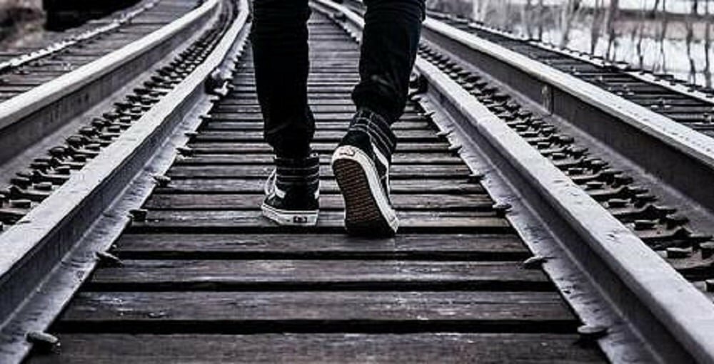 Manda un sms all'amico e si lancia sotto il treno