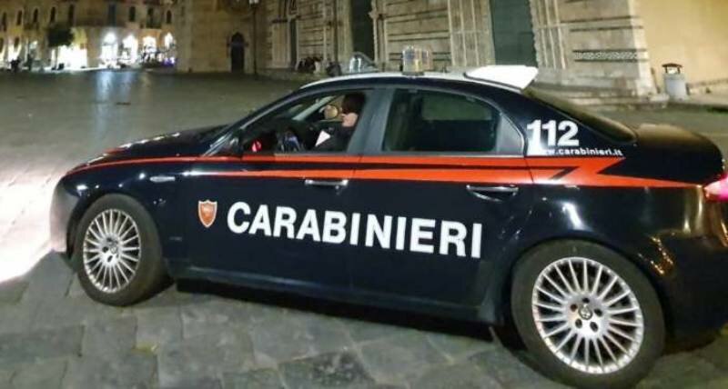 Lancia droga e soldi dal balcone