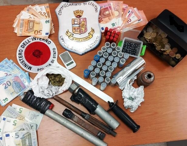Droga e armi: tra gli arrestati anche un minore