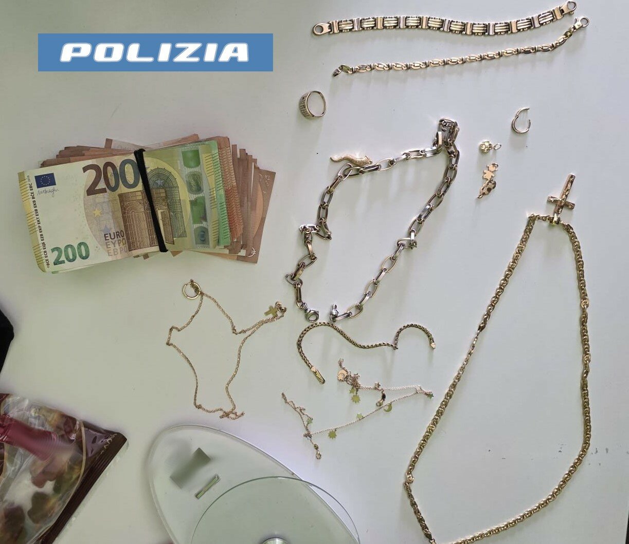 Gli svaligiano le casseforti, uno degli incappucciati &egrave; il figlio