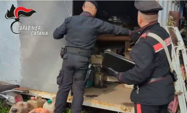 Discarica abusiva di auto al posto del vigneto