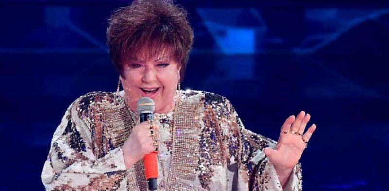 Drone cade al concerto di Orietta Berti: donna ferita