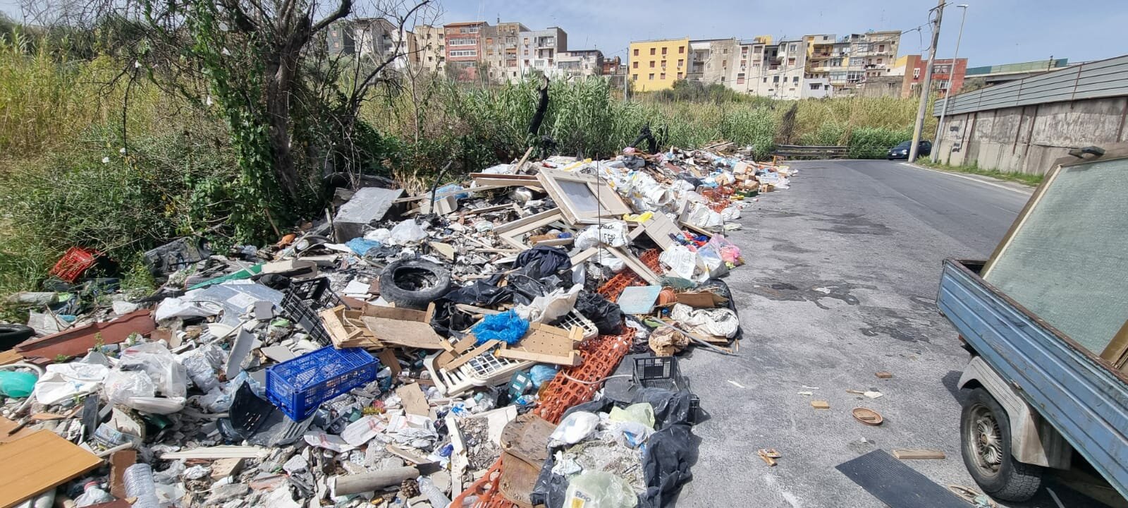 Catania oscena: la beffa vicino al cimitero