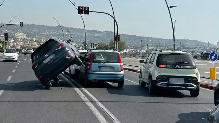 Prova il sorpasso e finisce con il Suv sopra l'utilitaria