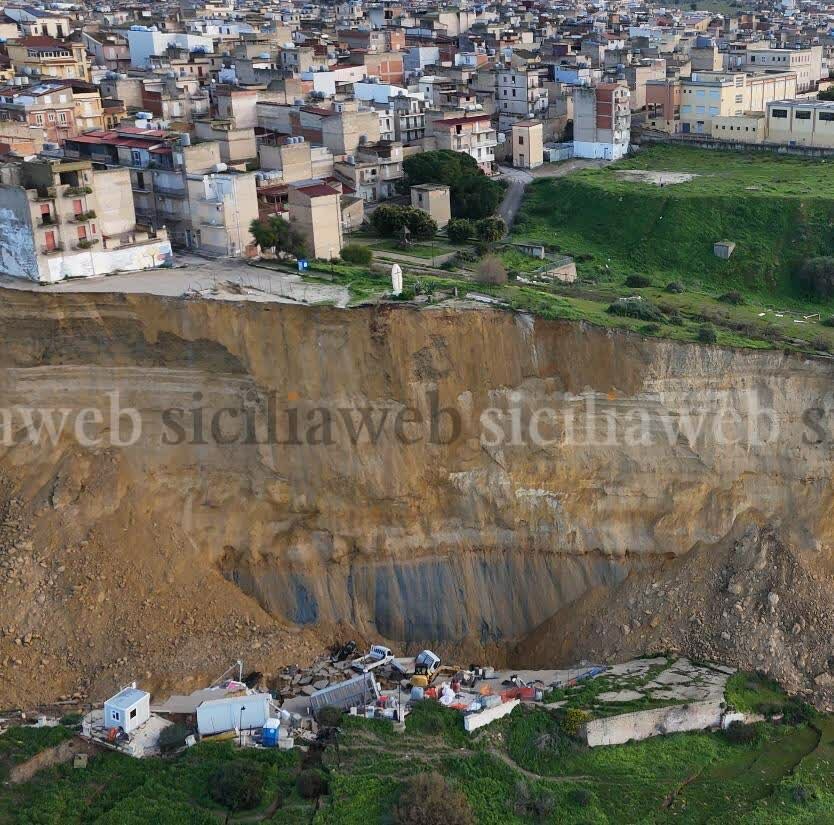 I danni della frana: distruzione e sciacallaggio