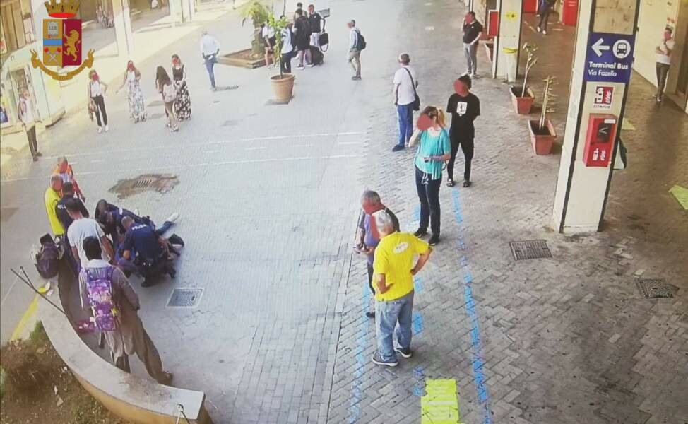 Si accascia alla stazione, salvato dalla polizia