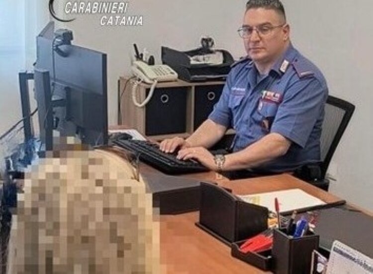 L'ex marito le distrugge casa, lei si rifugia con i figli dai vicini L'ex marito le distrugge casa, lei si rifugia con i figli dai vicini