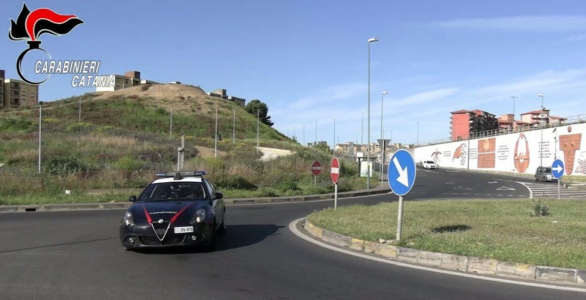 Catania: scappa all'alt, ma si schianta contro un'auto