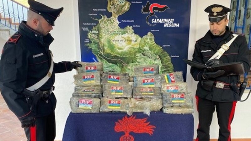 Su scogliera delle Eolie 32 panetti di cocaina