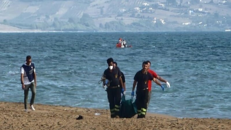 Barcone coi migranti si capovolge: un morto
