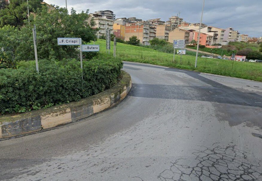 Si schianta contro la rotatoria e muore