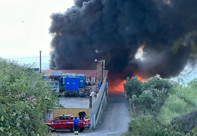 Fiamme nel Messinese, a rischio impianto della differenziata
