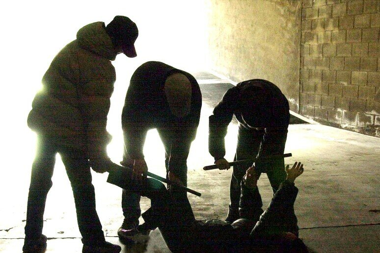 Lite in un parcheggio finisce a martellate