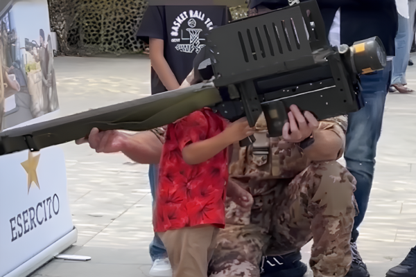 Bimbo col bazooka, foto scatena pioggia di critiche Bimbo col bazooka, foto scatena pioggia di critiche