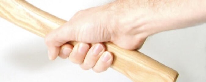 Debiti non pagati: negoziante lo bastona