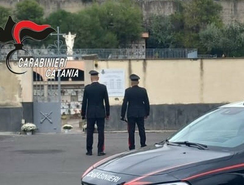 Si masturba davanti a una ragazza nel Catanese