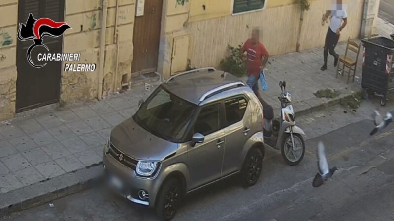 Sorprende rapinatori in casa e viene ferito