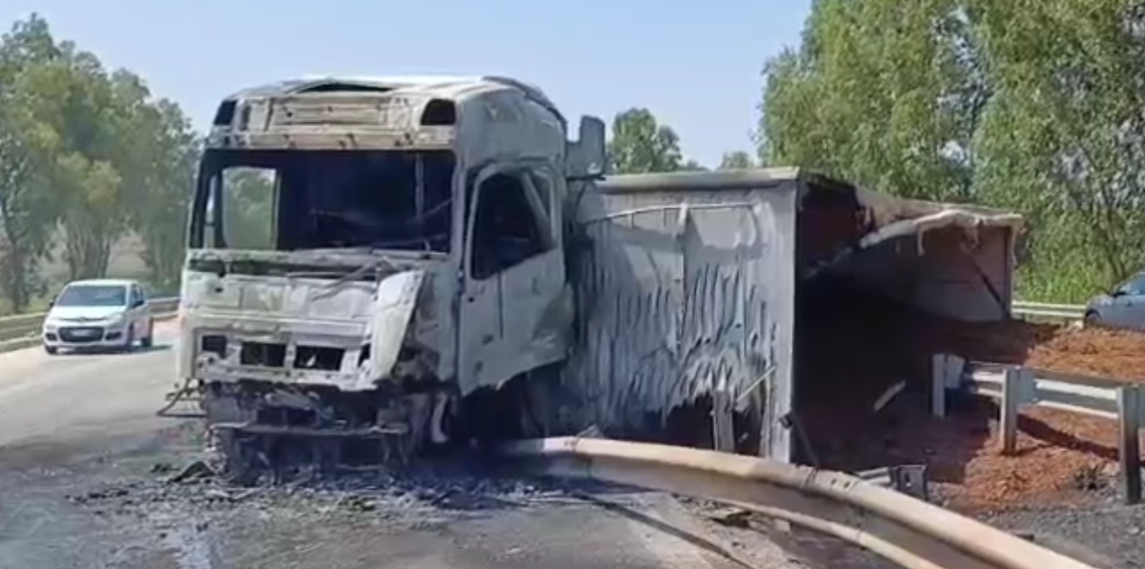 Tir invade corsia opposta in A29 e va a fuoco