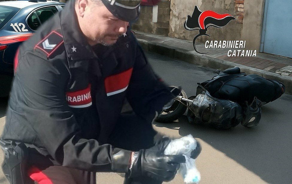 Pusher in fuga prima in scooter e poi a piedi: preso