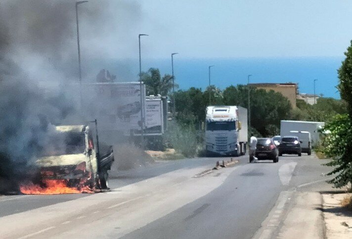 Marina di Ragusa: furgone distrutto dalle fiamme Marina di Ragusa: furgone distrutto dalle fiamme