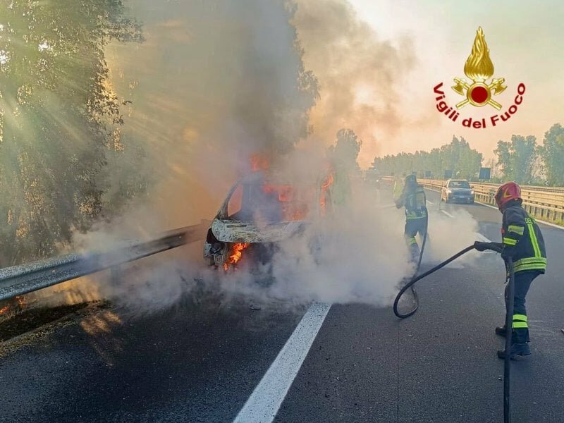 A fuoco furgone sulla A19