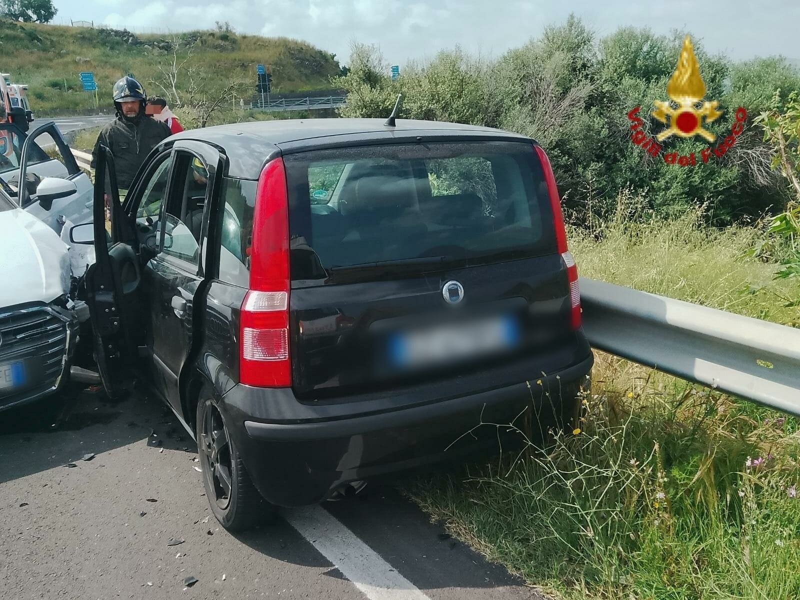 Scontro fra 3 auto nel Catanese, a bordo due donne incinte