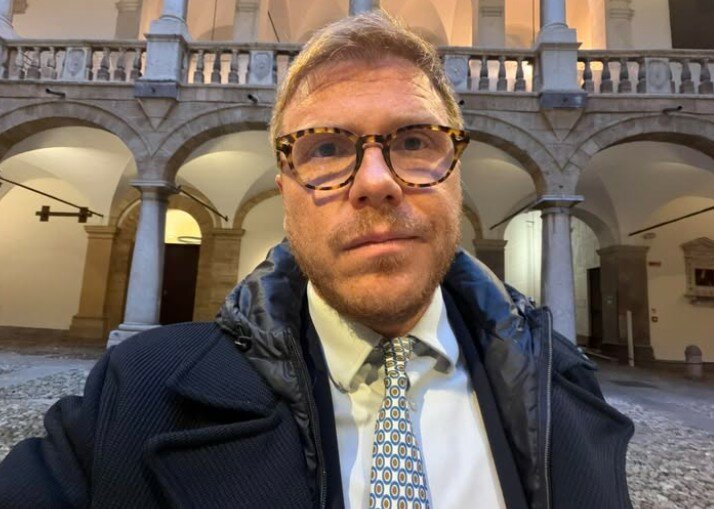 La Digos nell'ufficio di La Vardera: "Colpa di due sigarette"