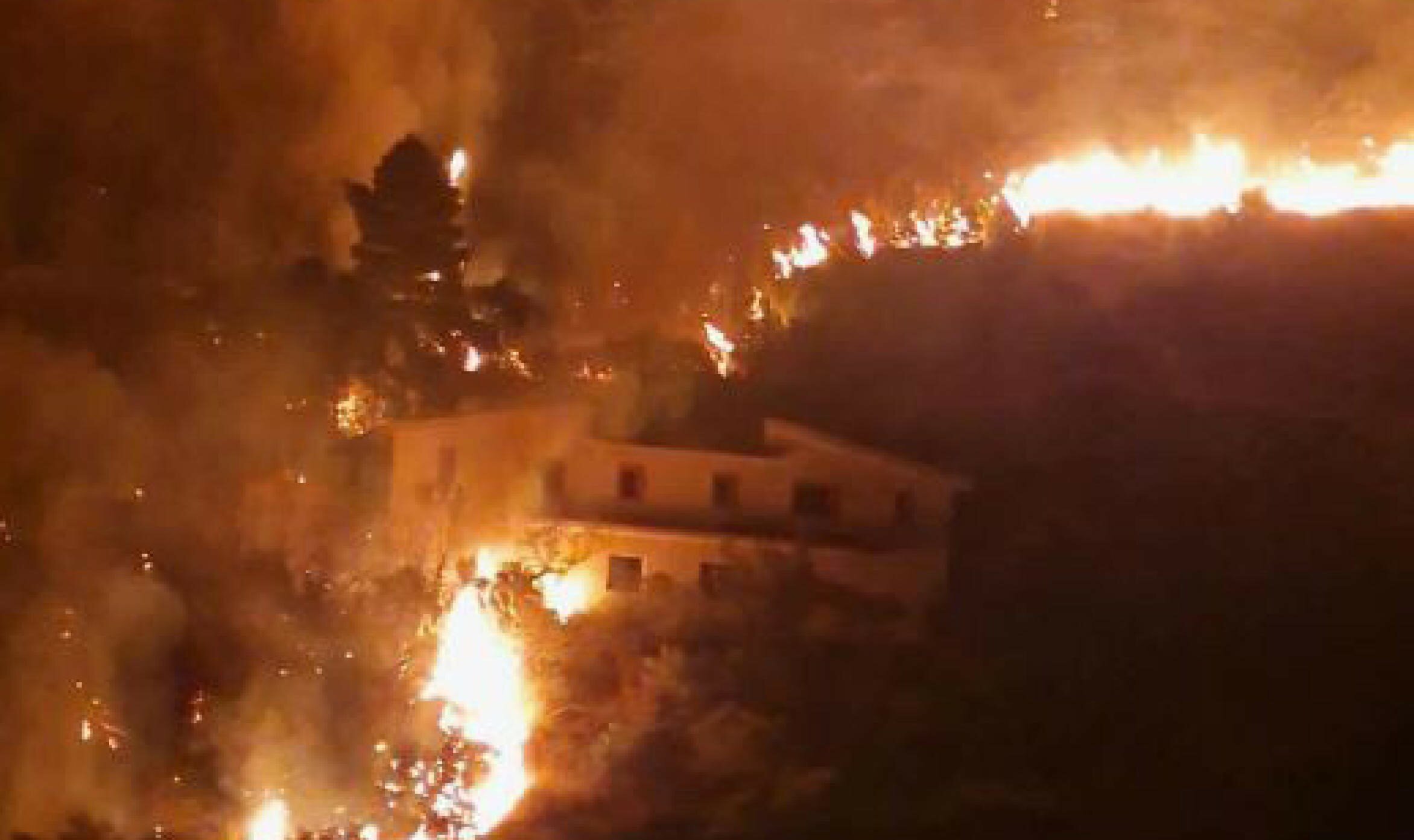 Palermo e provincia in fiamme, muore una donna