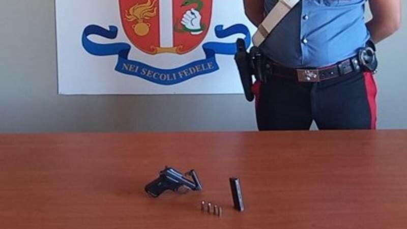 Pistola con matricola abrasa nell'auto del consigliere comunale Pistola con matricola abrasa nell'auto del consigliere comunale