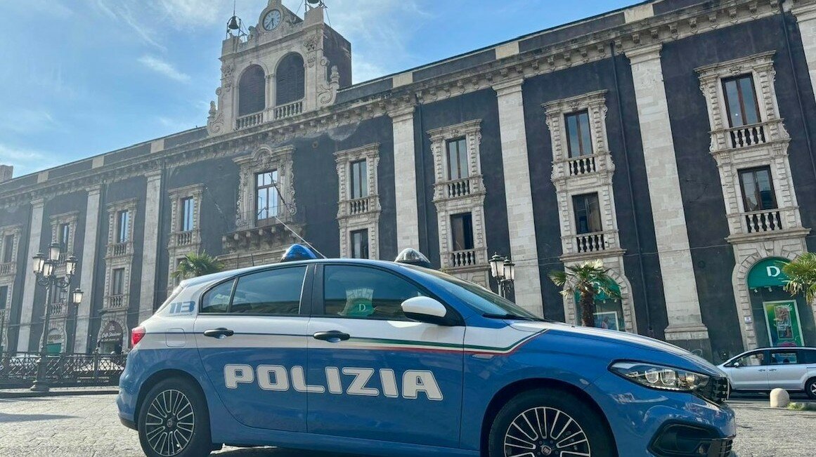Senza casco n&eacute; patente travolge vigile in piazza Stesicoro