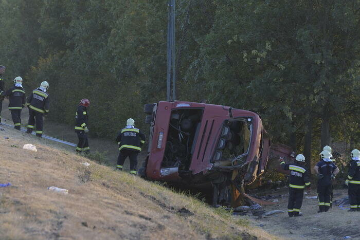 Autobus si ribalta: 12 morti e 10 feriti gravi Autobus si ribalta: 12 morti e 10 feriti gravi