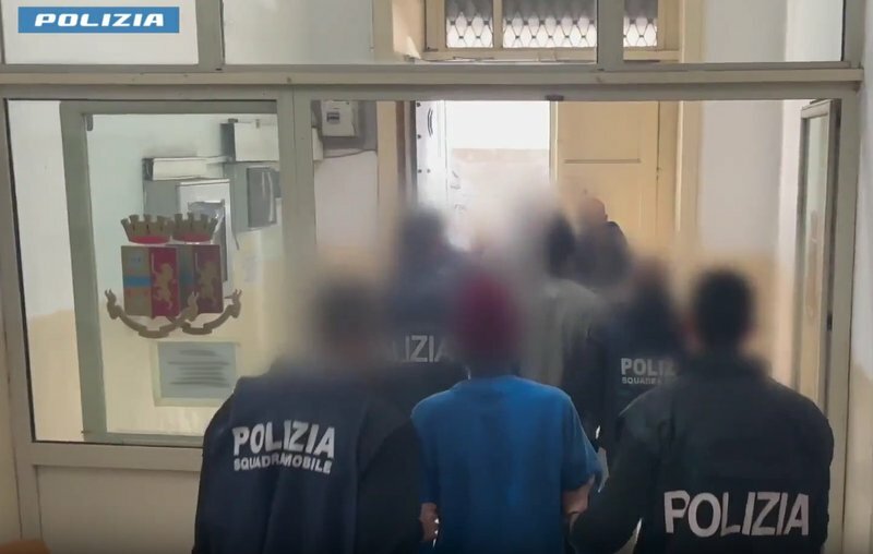 Catania, dalla nave ong sbarcano pure 4 scafisti