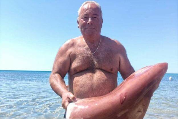 Preso a mani nude il calamaro gigante