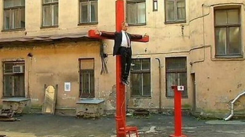 Fantoccio di Putin crocifisso