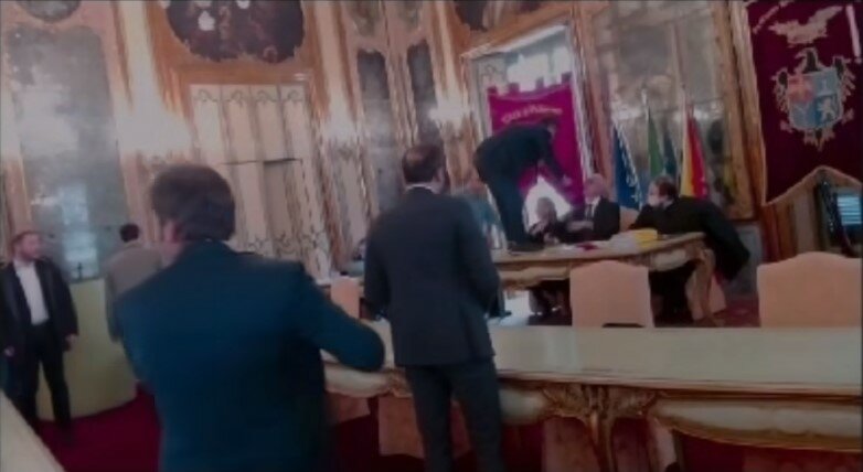 Consigliere comunale salta sul banco del presidente Consigliere comunale salta sul banco del presidente